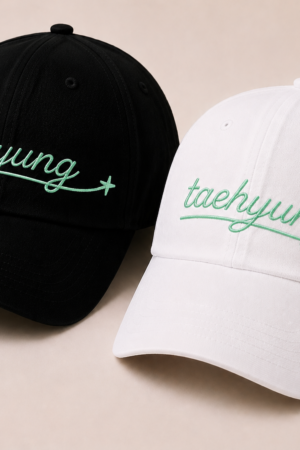 BONÉ BORDADO TAEHYUNG - OPÇÃO 9 - 5 DIAS ÚTEIS PARA ENVIO