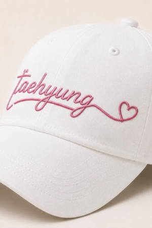 BONÉ BORDADO TAEHYUNG - OPÇÃO 55 - PRODUÇÃO PREMIUM SOB ENCOMENDA E LIMITADA
